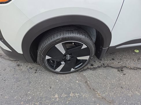 New 2025 Nissan Kicks SR FWD image 31