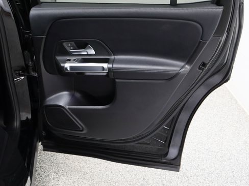 Used 2020 Mercedes-Benz GLB 250 4MATIC image 35