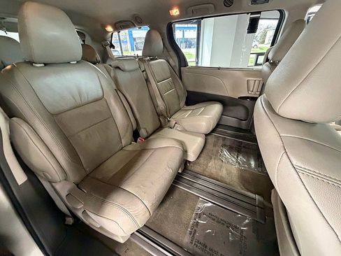 Used 2016 Toyota Sienna XLE Premium FWD image 12
