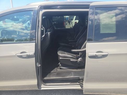 Used 2024 Chrysler Pacifica Limited FWD image 16