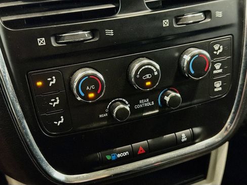 Used 2019 Dodge Grand Caravan SE w/ UConnect Hands-Free Group FWD image 16