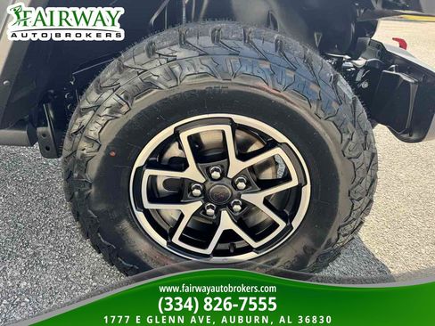 Used 2025 Jeep Wrangler Unlimited Rubicon w/ Convenience Group image 32