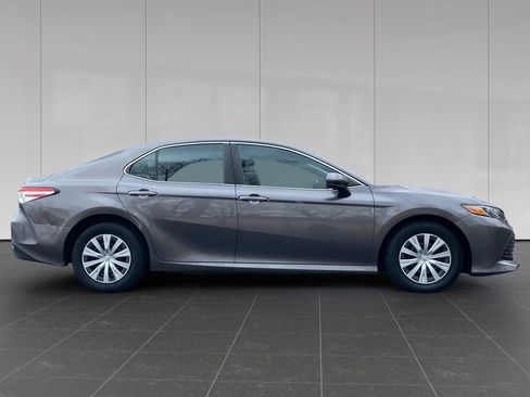 Used 2018 Toyota Camry FWD image 6