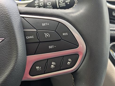 Used 2022 Chrysler Pacifica Touring-L image 24