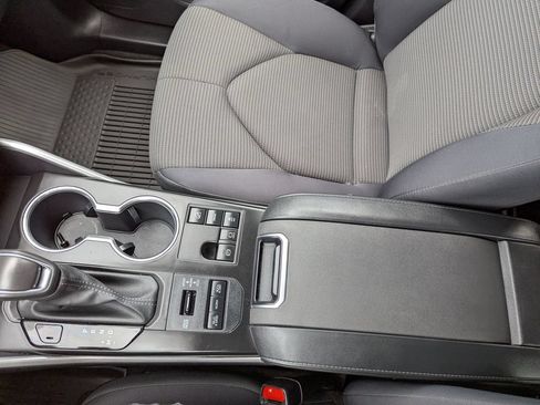 Used 2024 Toyota Highlander LE AWD/4WD image 25
