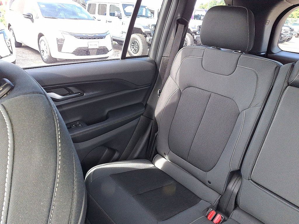 Used 2025 Jeep Grand Cherokee Laredo w/ Luxury Tech Group I AWD/4WD image 12