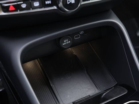 Certified 2025 Volvo XC40 B5 Plus w/ Protection Package Premier image 11