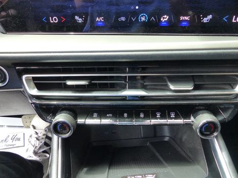Used 2025 Chevrolet Traverse LT w/ LPO, Floor Liner Package AWD/4WD image 35