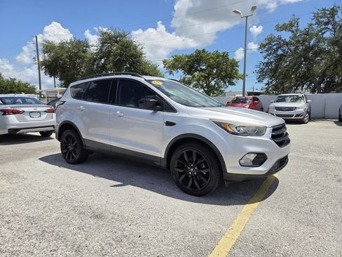 Used 2017 Ford Escape SE w/ SE Sport Appearance Package FWD image 1