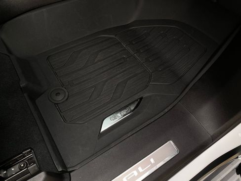 Used 2025 GMC Yukon Denali w/ Denali Reserve Package image 15