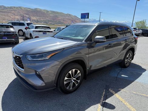 Used 2021 Toyota Highlander XLE AWD/4WD image 2