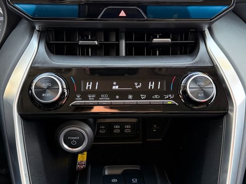 Used 2023 Toyota Venza LE image 16