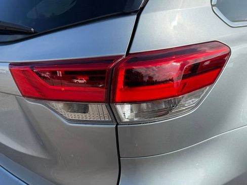 Used 2018 Toyota Highlander XLE AWD/4WD image 12