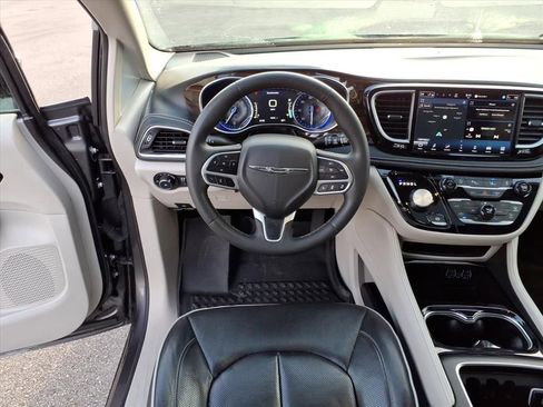 Used 2023 Chrysler Pacifica Limited image 13