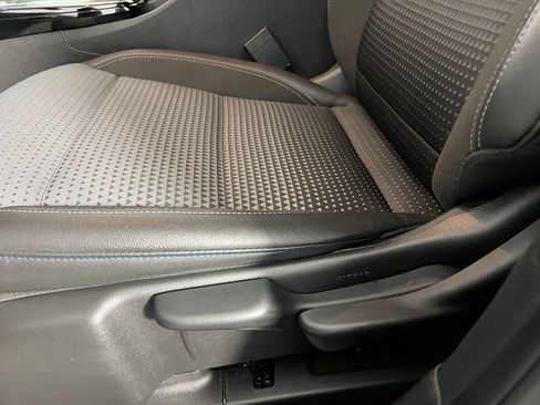 Used 2025 Chevrolet Trax LT image 21