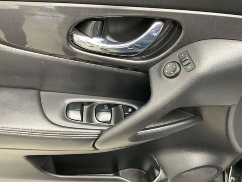 Used 2017 Nissan Rogue SV AWD/4WD image 22