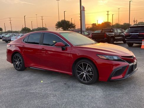 Used 2022 Toyota Camry SE w/ Convenience Package image 2