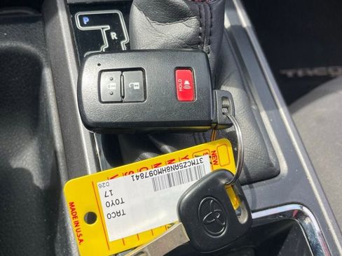 Used 2017 Toyota Tacoma TRD Off-Road image 12