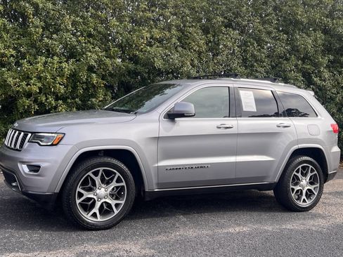 Used 2018 Jeep Grand Cherokee Limited image 3