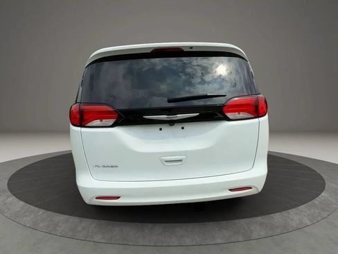 Used 2023 Chrysler Voyager LX FWD image 5