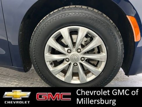 Used 2017 Chrysler Pacifica Touring-L image 11