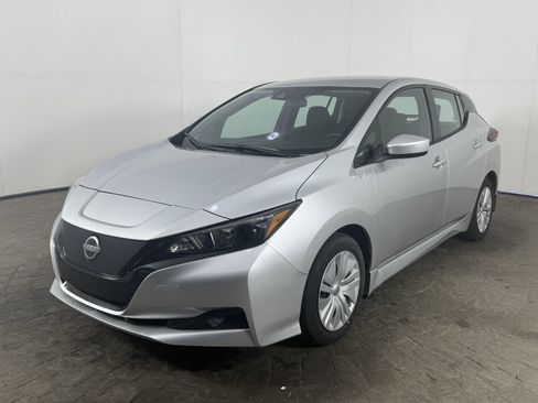 Used 2025 Nissan Leaf S FWD image 3