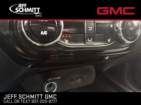 Certified 2025 Chevrolet Trax LT w/ LT Convenience Package FWD image 21