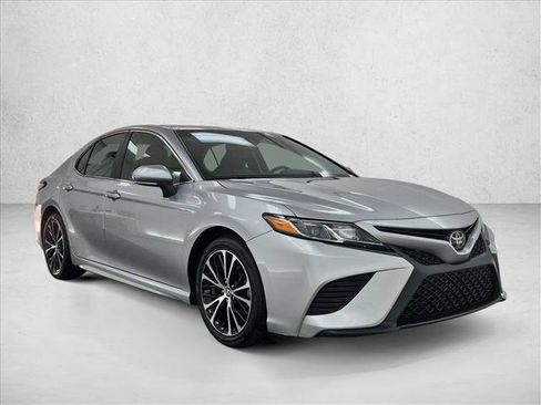 Used 2018 Toyota Camry SE w/ Moonroof Package FWD image 3