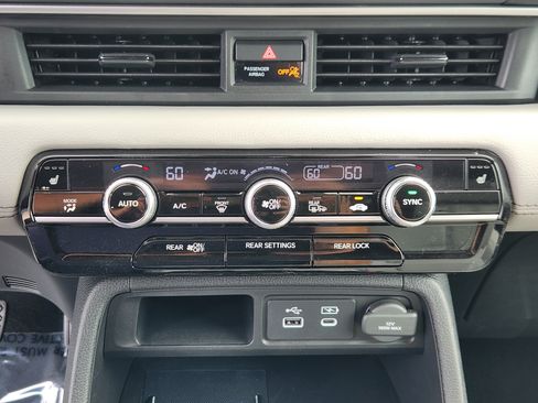 Used 2025 Honda Pilot Touring image 23