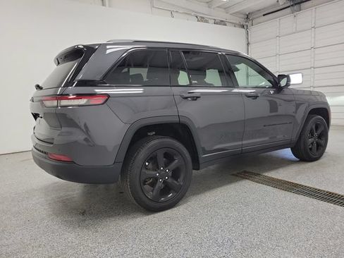 Used 2023 Jeep Grand Cherokee Altitude AWD/4WD image 3