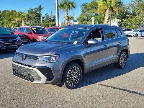 Certified 2025 Volkswagen Taos SE FWD image 2