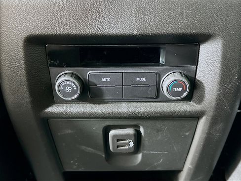 Used 2023 Chevrolet Traverse LT image 26