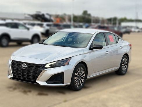 Used 2024 Nissan Altima 2.5 SV FWD image 5