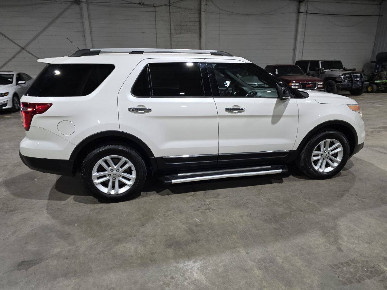 Used 2015 Ford Explorer XLT w/ Equipment Group 202A AWD/4WD image 13
