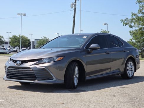 Used 2022 Toyota Camry LE w/ Carpet Mat Package (TMS) FWD image 14