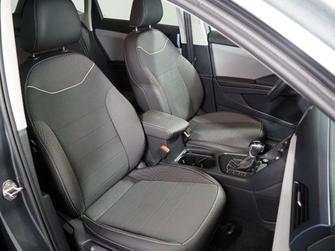 Used 2024 Volkswagen Taos SE image 2