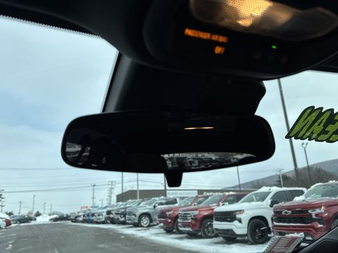 Used 2025 Chevrolet Trax RS w/ Sunroof Package image 19