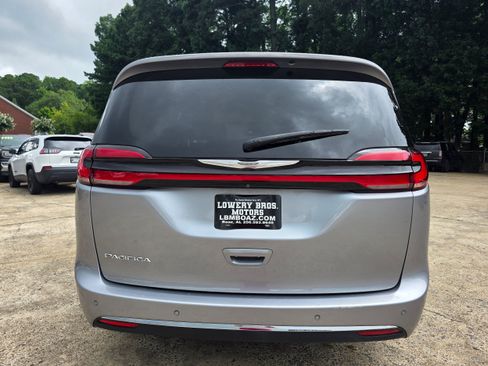 Used 2021 Chrysler Pacifica Touring-L FWD image 6