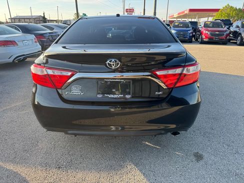 Used 2015 Toyota Camry SE w/ Moonroof Package image 7