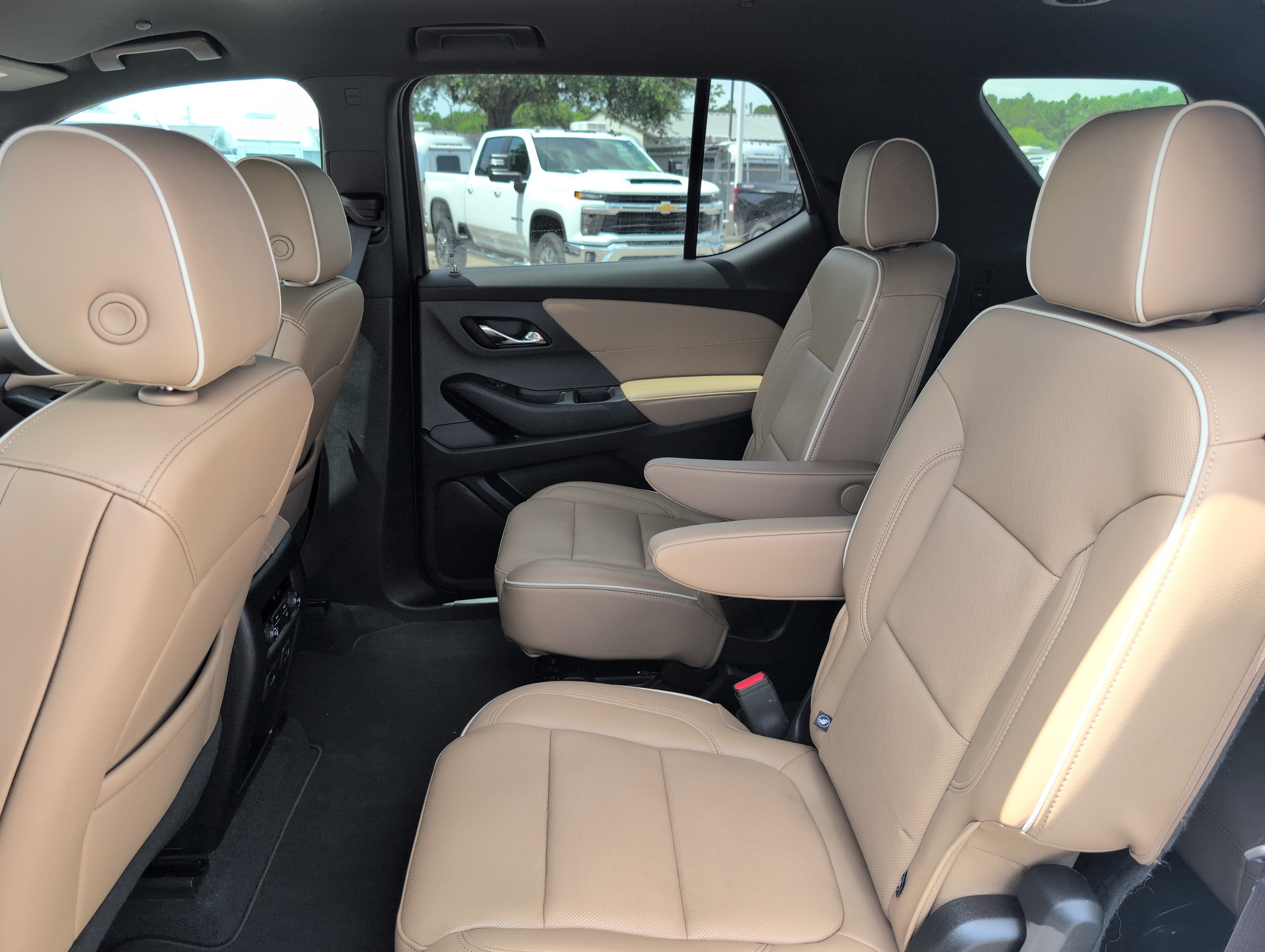 Used 2023 Chevrolet Traverse Premier FWD image 32