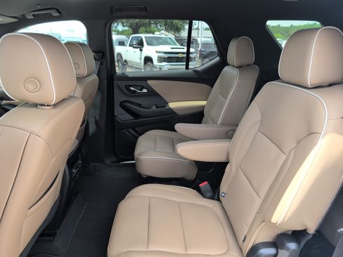 Used 2023 Chevrolet Traverse Premier FWD image 32