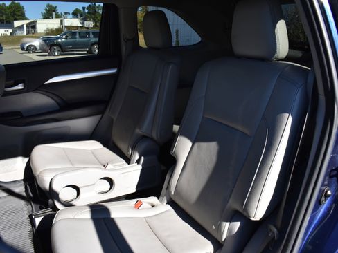 Used 2016 Toyota Highlander XLE image 28
