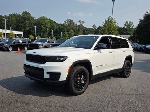 Used 2025 Jeep Grand Cherokee L Altitude RWD image 3