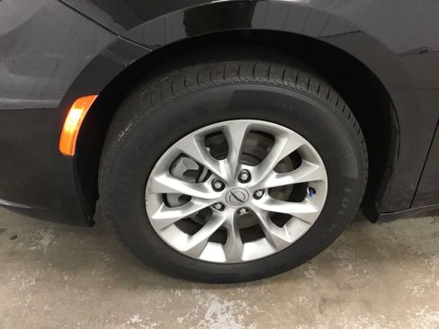 Used 2024 Chrysler Pacifica Touring-L AWD/4WD image 4