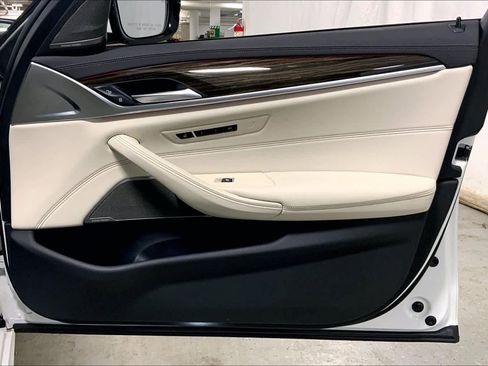 Used 2022 BMW 540i xDrive w/ Executive Package image 22