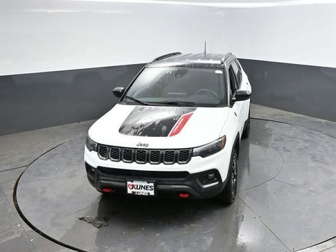 Used 2025 Jeep Compass Trailhawk AWD/4WD image 38