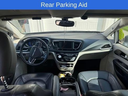Used 2020 Chrysler Pacifica Touring-L FWD image 9