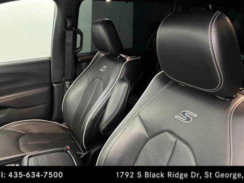 Used 2023 Chrysler Pacifica Limited w/ Uconnect Theater Family Group FWD image 16