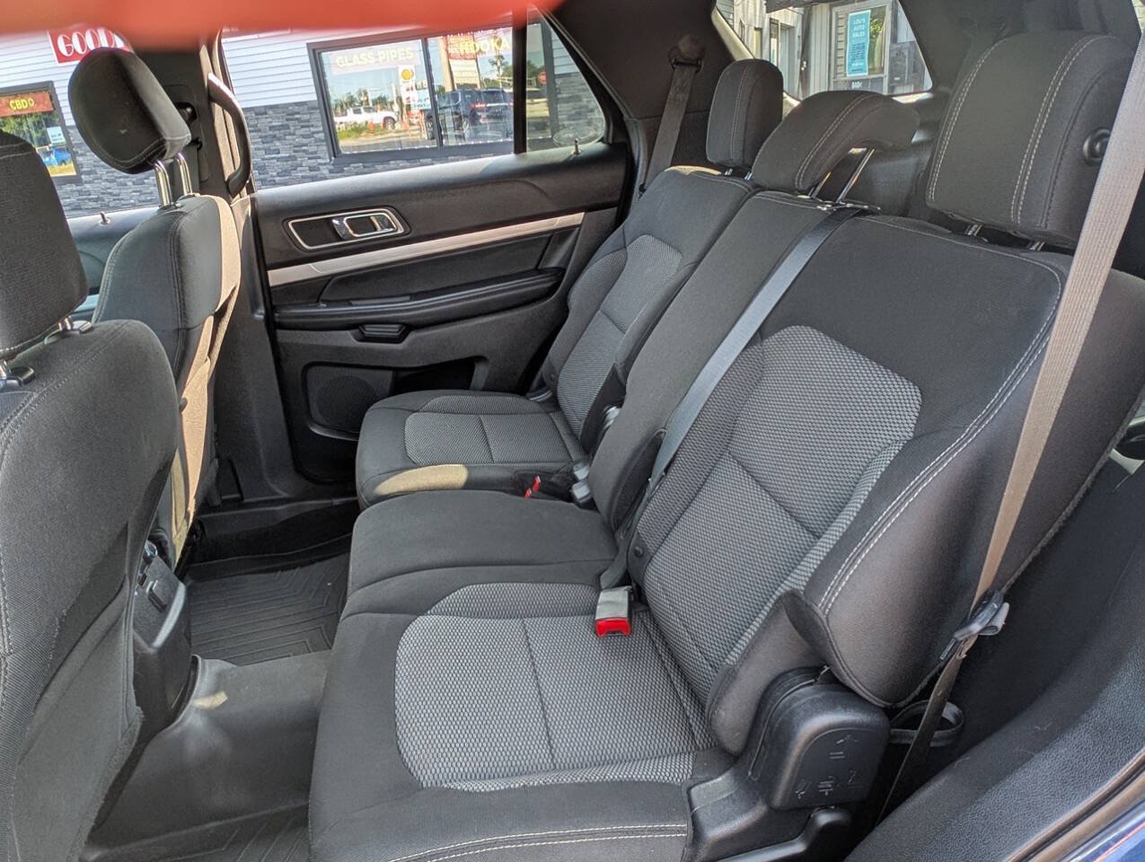 Used 2017 Ford Explorer XLT w/ Equipment Group 201A AWD/4WD image 21