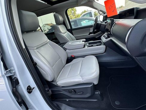 Used 2025 Ford Expedition Active AWD/4WD image 17